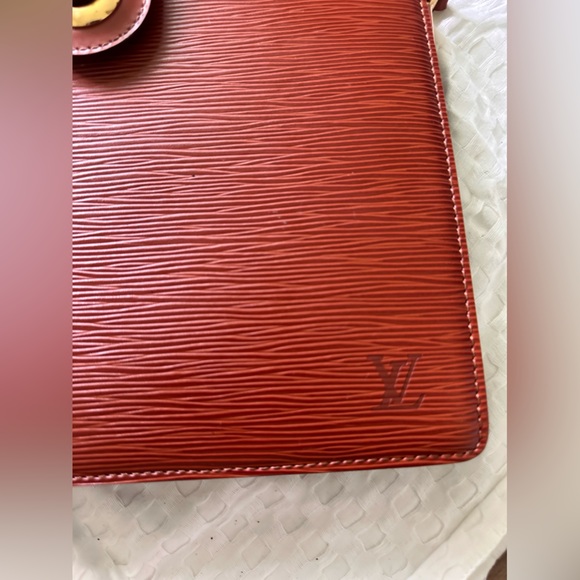 Louis Vuitton Capucines Kenyan Brown Epi Shoulder Bag - Picture 2 of 12